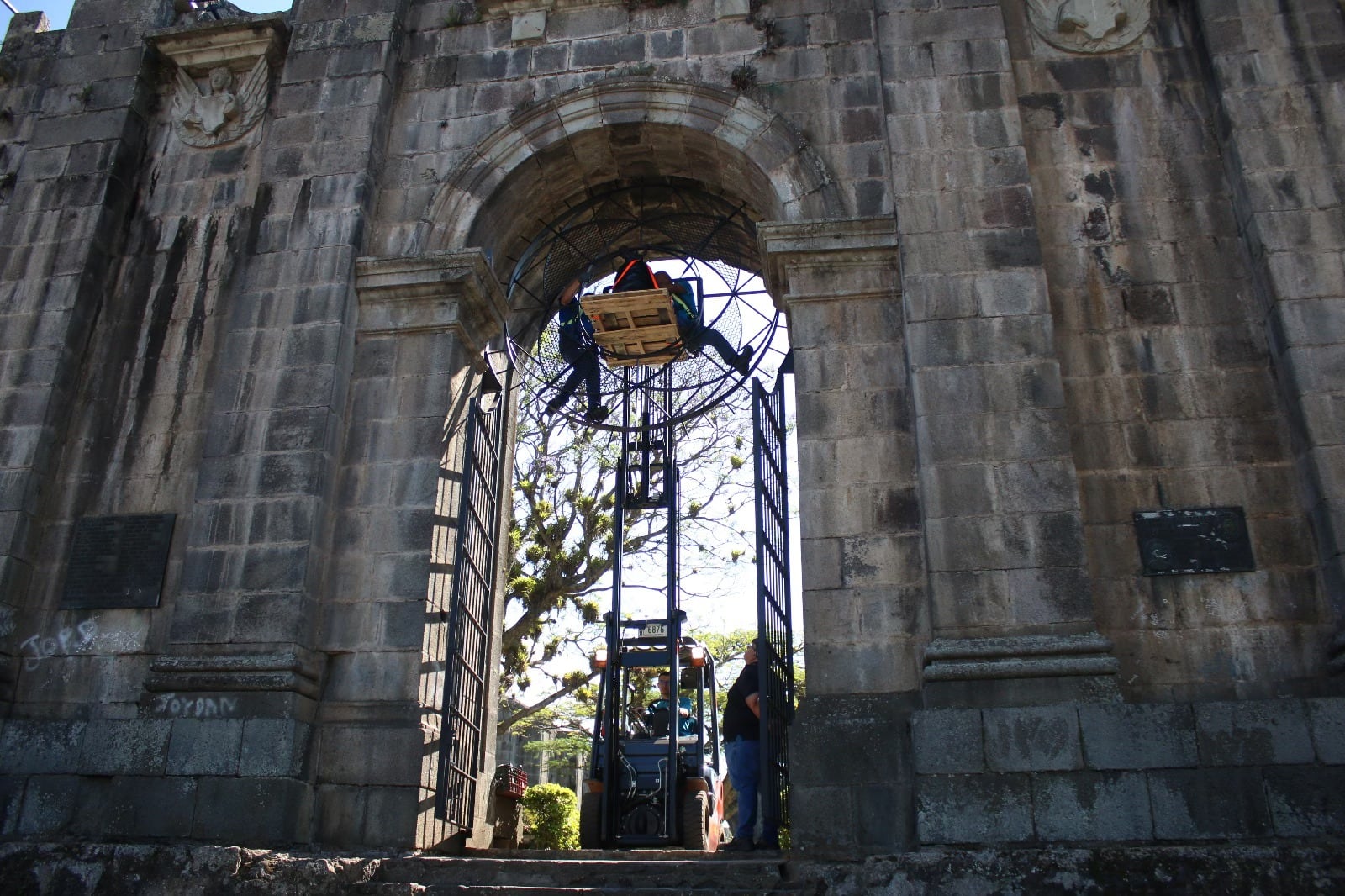 Durante 91 años seguidos la campana de la Independencia (también conocida como campana de la Libertad), colocada en el marco sur de las ruinas de Cartago, acompañó las fiestas patrias, sin embargo, este 2025 será el segundo año consecutivo que no estará