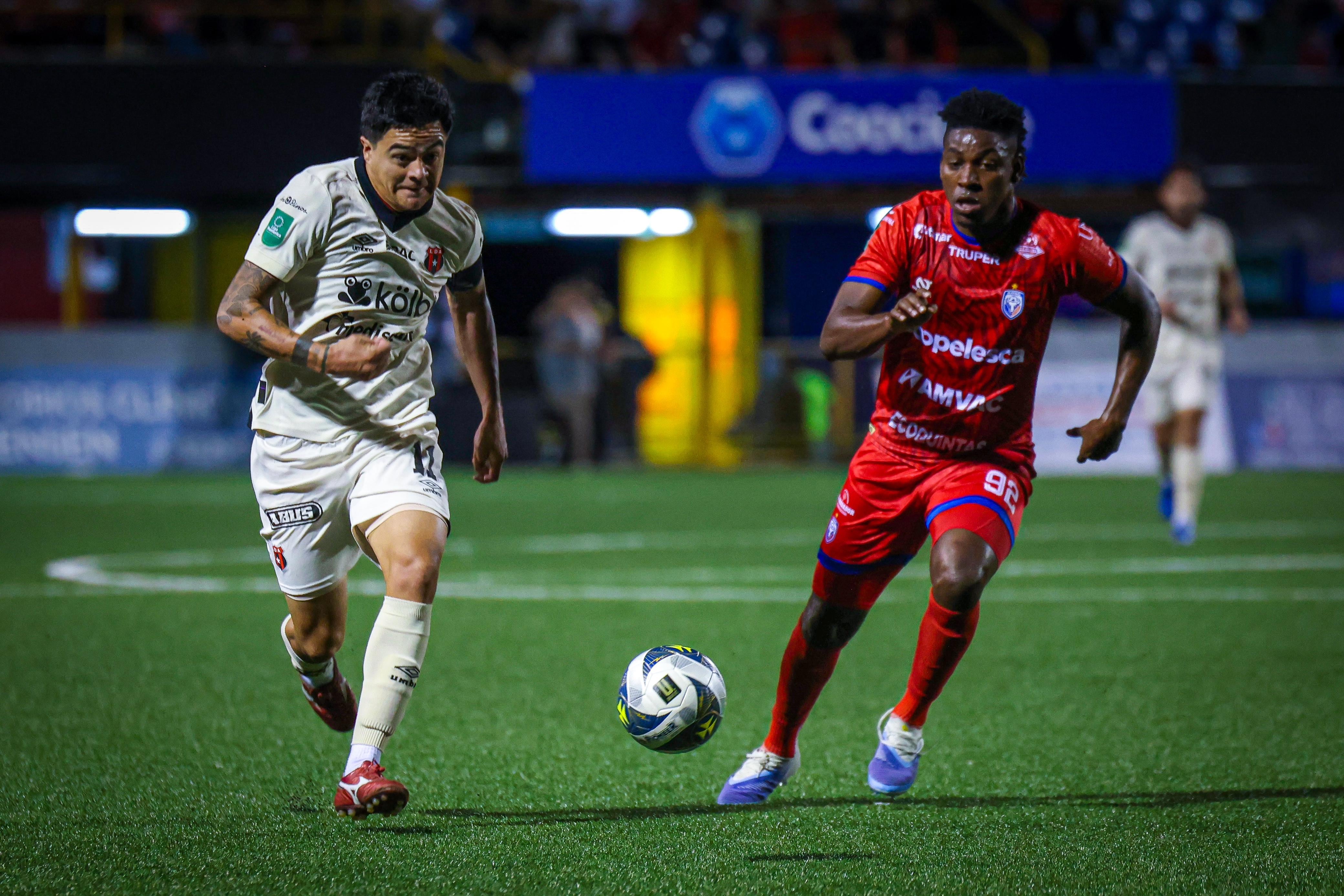 Diego Campos portó la cinta de capitán en Liga Deportiva Alajuelense. En esta acción sostiene un pique con el norteño Keiner Córdoba.