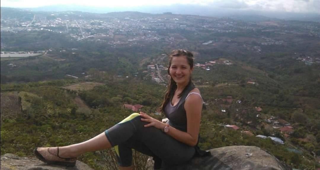 Yessica Rivera Salazar, joven de 28 años que murió al caer por un precipicio en el cerro Tinajitas en San Ramón de Alajuela. Foto tomada de Facebook.