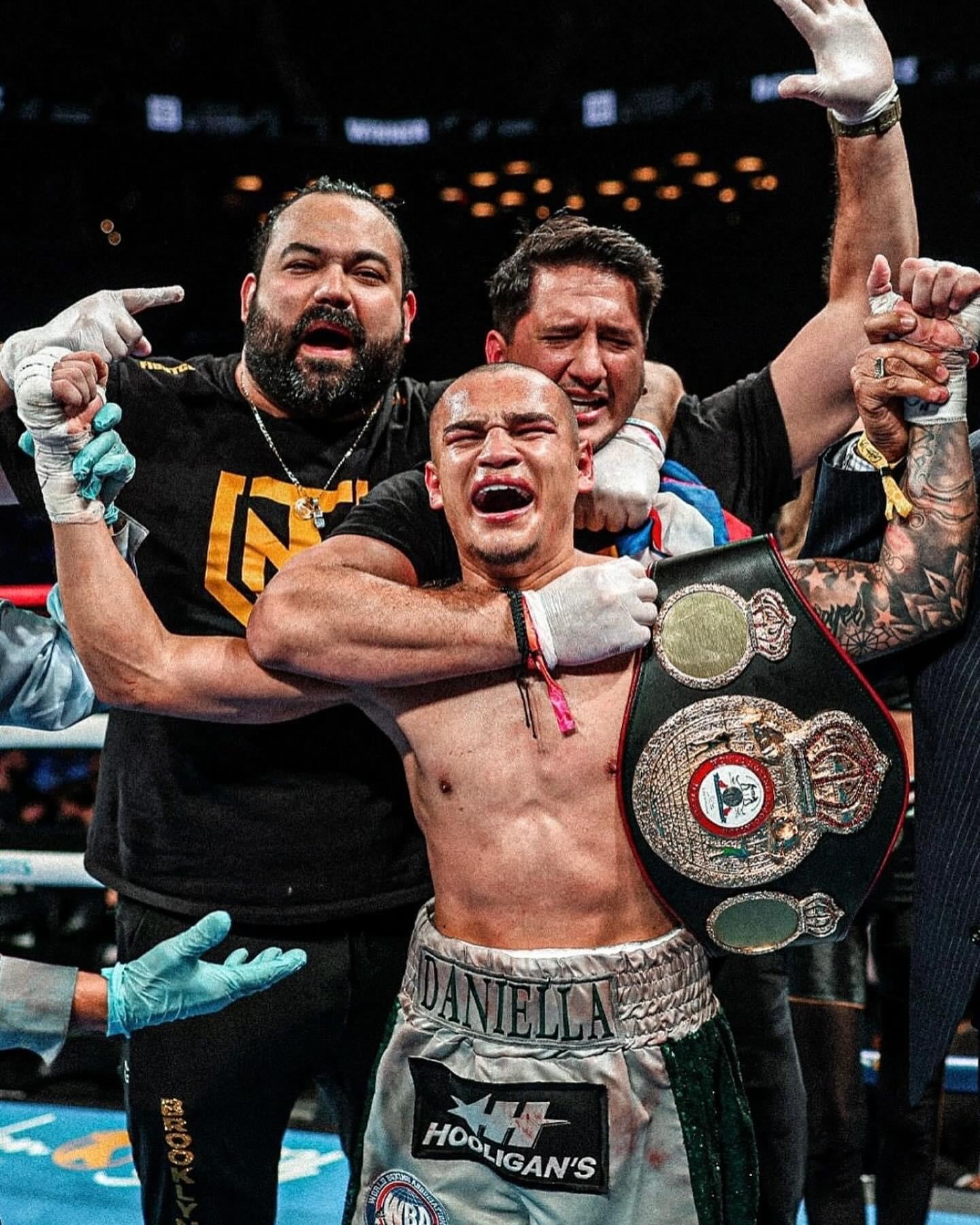 David Medallita Jiménez
Campeón Mundial interino de la 115 libras de la AMB.
Ernesto y Édgar Sandoval
21 de abril del 2024
Cortesía