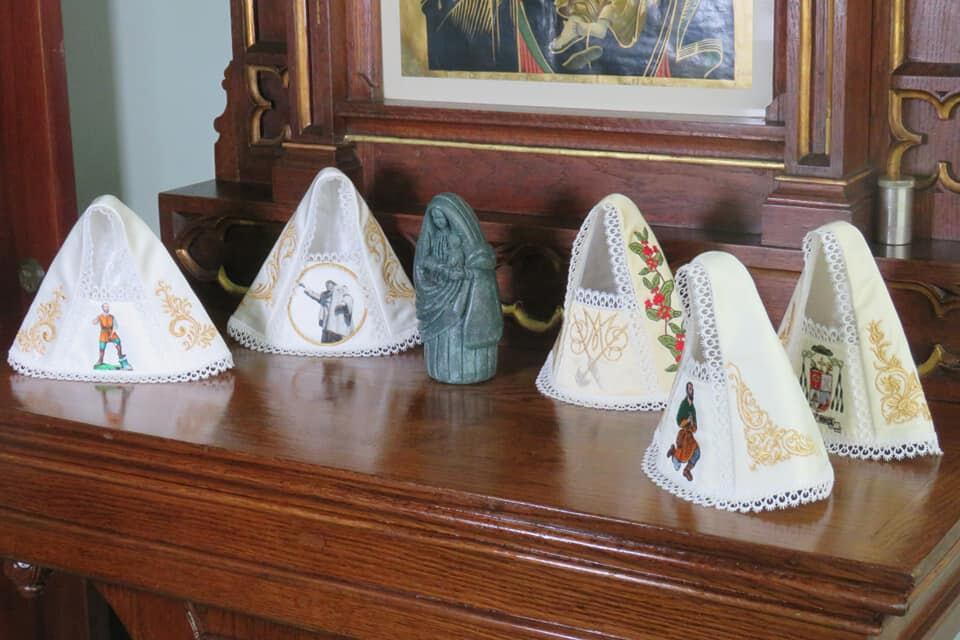 Cinco fueron los vestiditos finalistas que eligió la diócesis de Pérez Zeledón para que uno de esos vista a La negrita el 2 de agosto del 2022