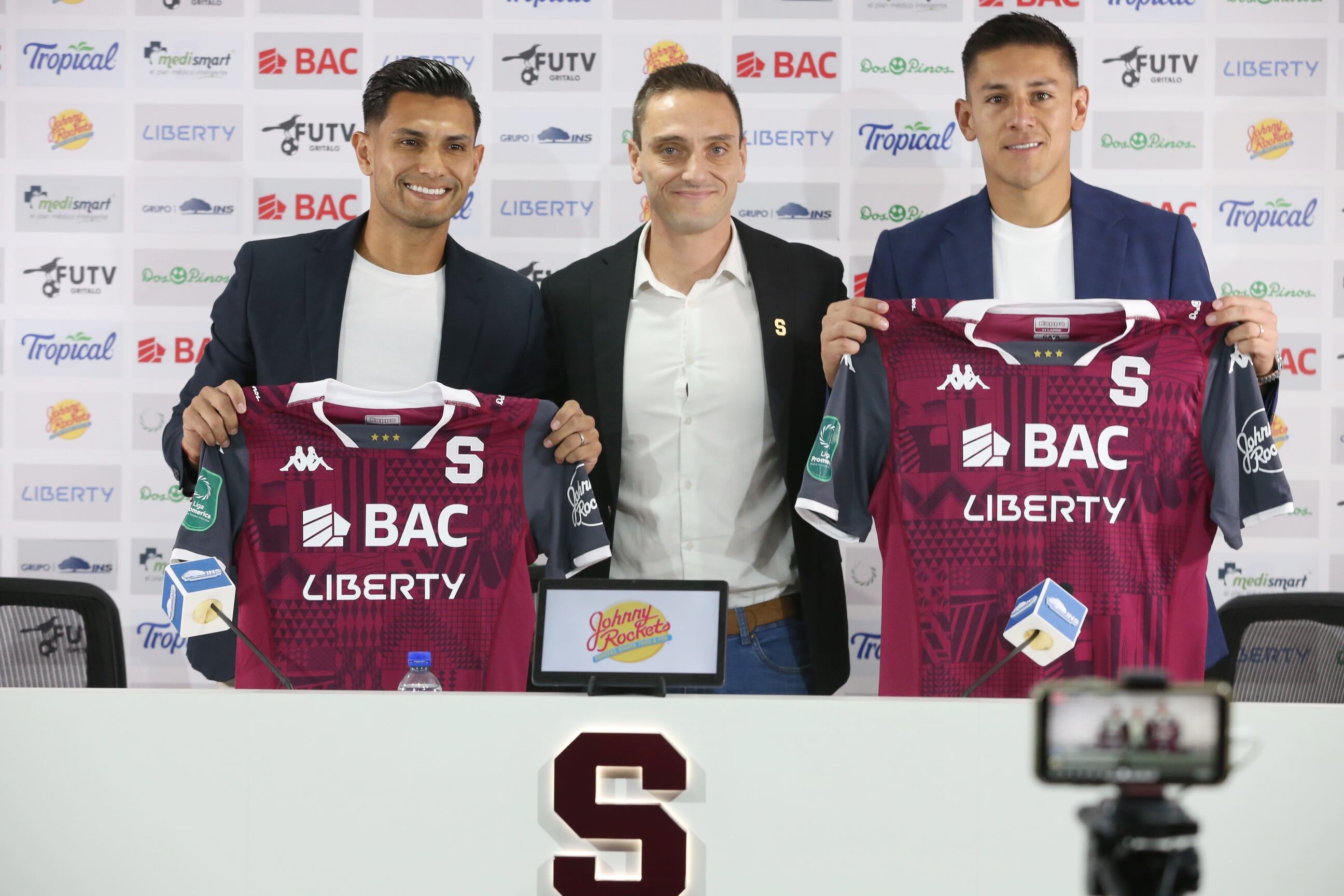 30/08/24/ Conferencia de prensa de Vladimir Quesada DT de Saprissa y presentación de Óscar Duarte y Deyver Vega como májenos jugadores de Saprissa / Foto John Durán