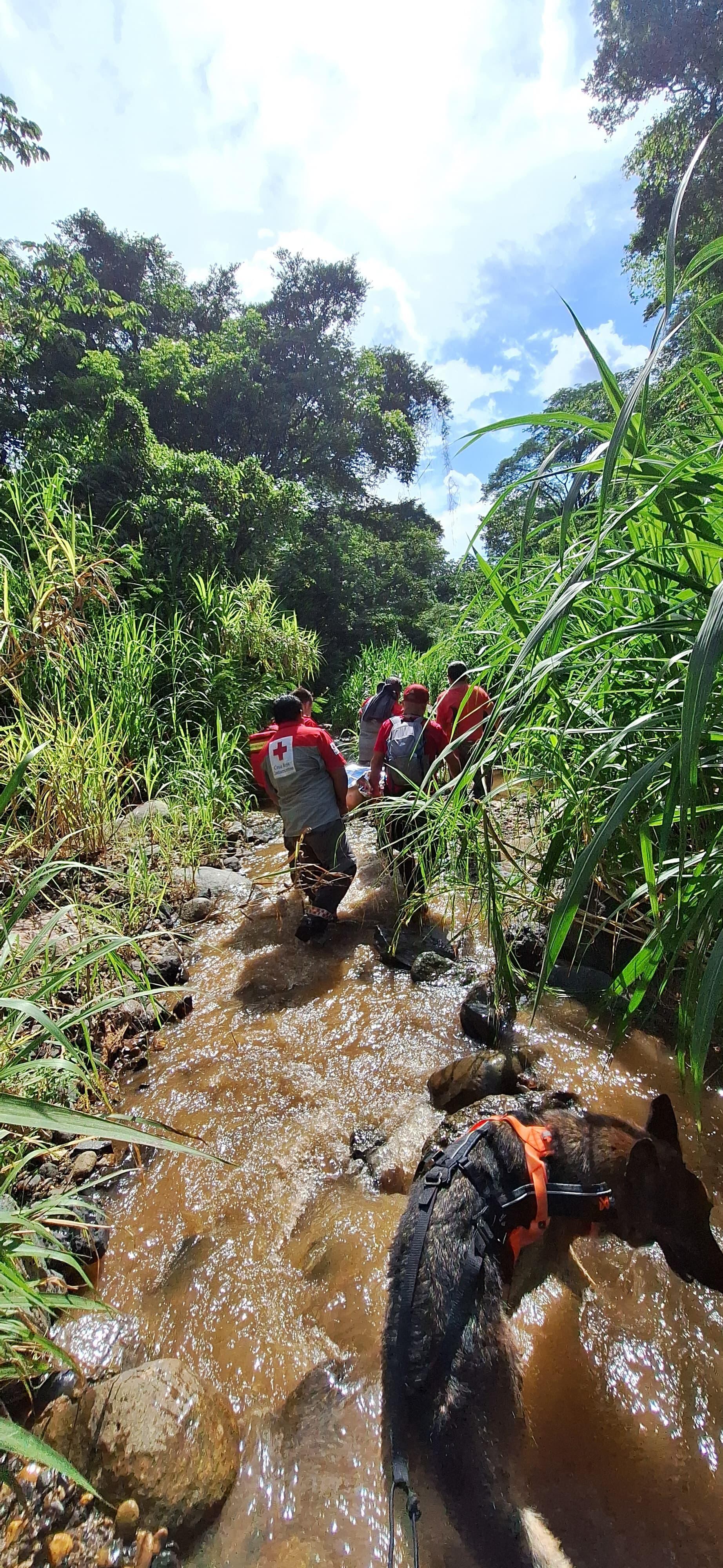 Un adulto mayor de 70 años estuvo desaparecido y al quinto día sin saber de él lo encontraron a la orilla del río Quebrada Honda en Mora. Foto: Cruz Roja