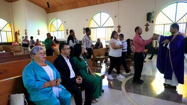 Doña Tina acompañó a votar a su hijo precandidato a la escuela donde trabajó 25 años como cocinera