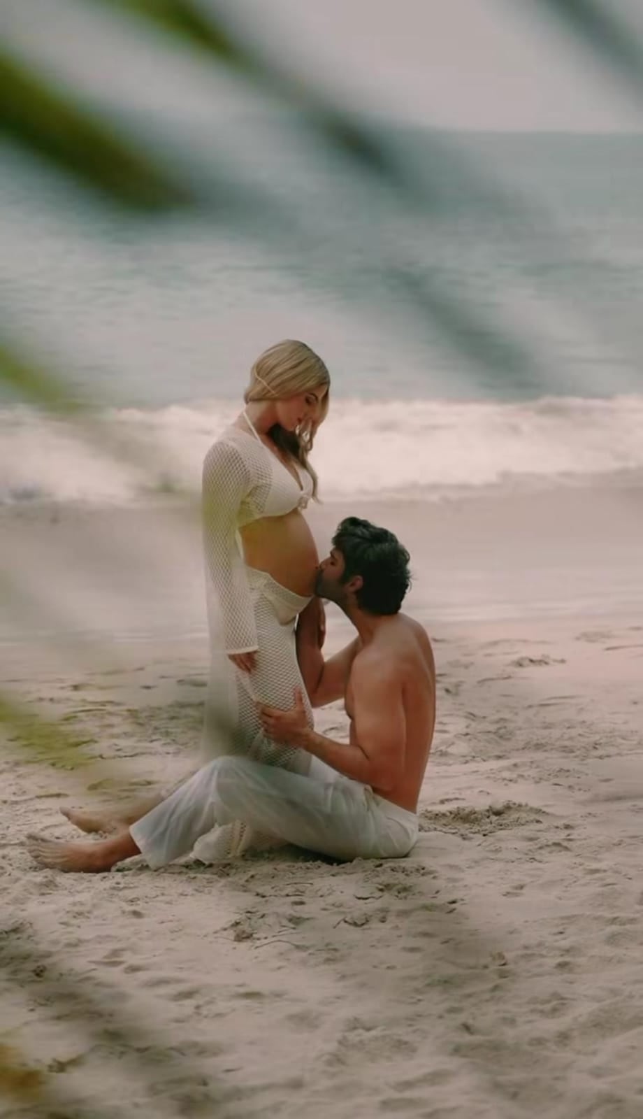 Karina Campos y su esposo Mauricio Ulate esperan su primer hijo. Captura de pantalla.