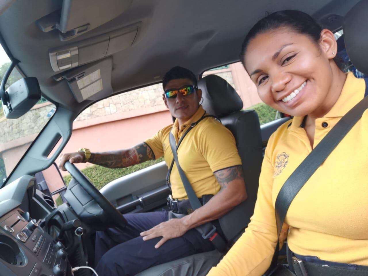 Edwin González y Cindy Castillo, bomberos que rescataron gato al que le clavaron anzuelos. Foto cortesía Edwin González.