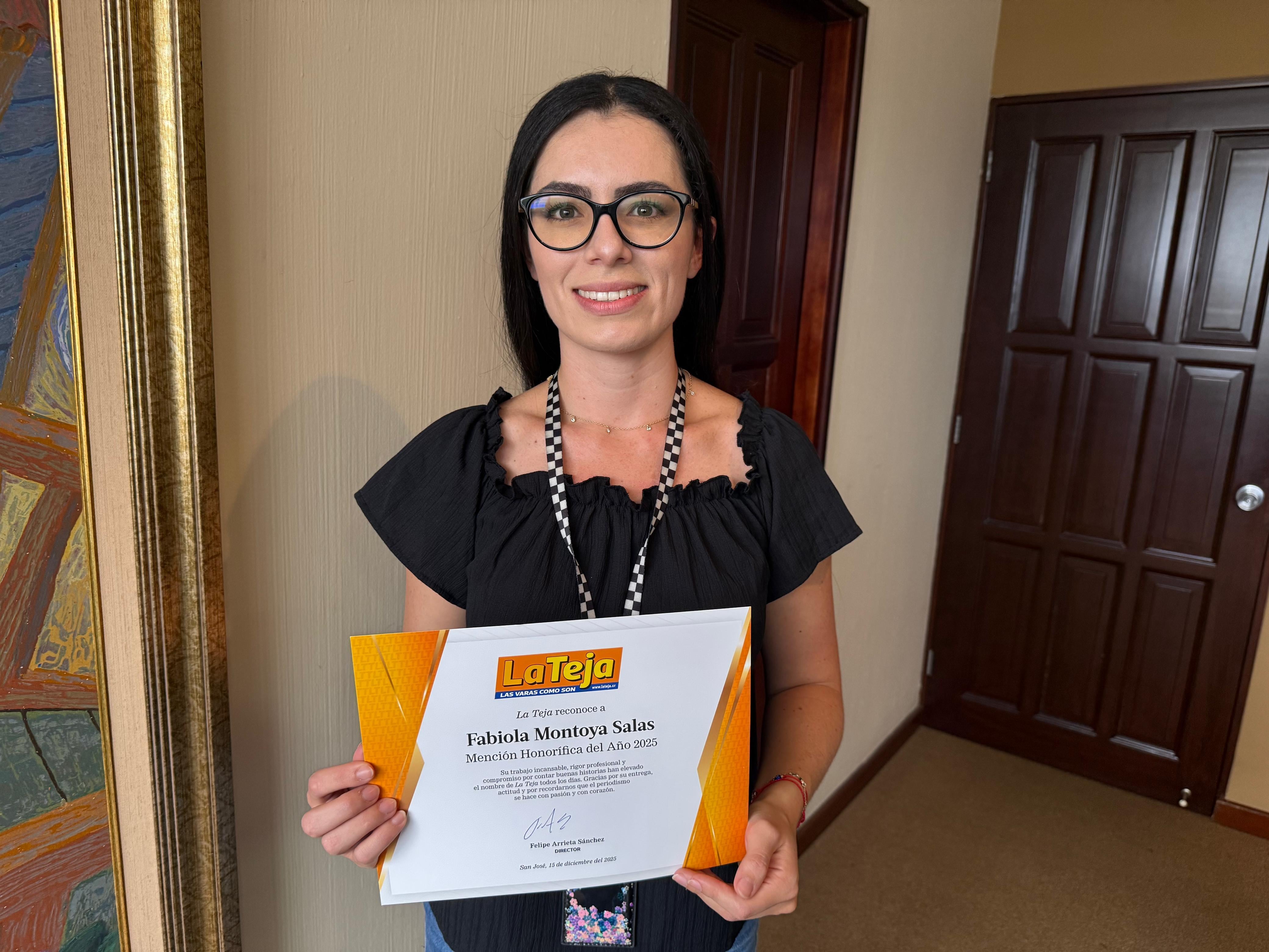 La Teja entregó su premio al Periodista del Año 2025, la ganadora fue Rocío Sandí Zúñiga, quien es de la sección de Nacionales. Hubo mención honorífica para Fabiola Montoya. En la foto, Fabiola Montoya Salas, Felipe Arrieta Sánchez, director de La Teja y Rocío Sandí Zúñiga.