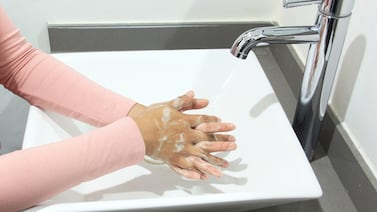 ¿Por qué las manos envejecen más rápido? Causas clave y recomendaciones de especialistas