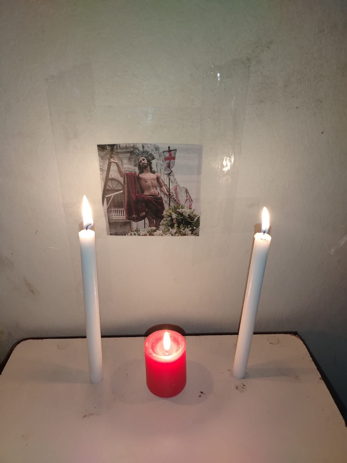 Yadira Maliaño Zamora encendió una vela por el descanso del papa Francisco