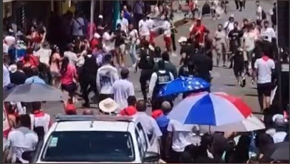 Al parecer, un hombre trató de quitarle el arma al policía.