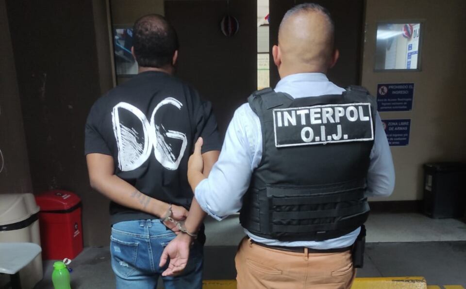 Un hombre de apellidos Segura Olave de 34 años de edad fue detenido en el aeropuerto por tener una pena pendiente.