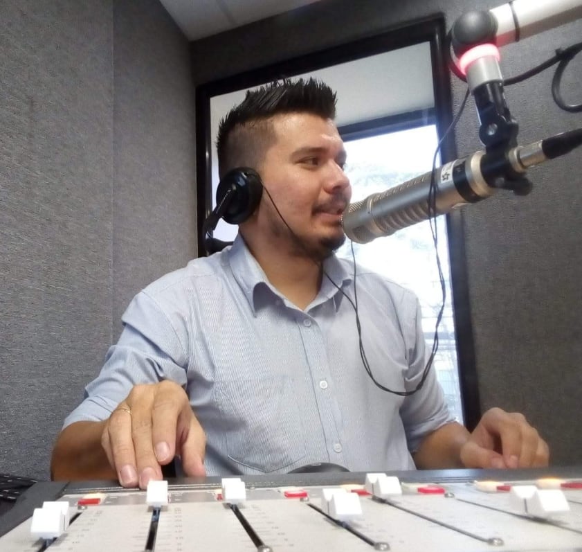 Bryan Chacón "El guapileño", locutor de La Caliente.