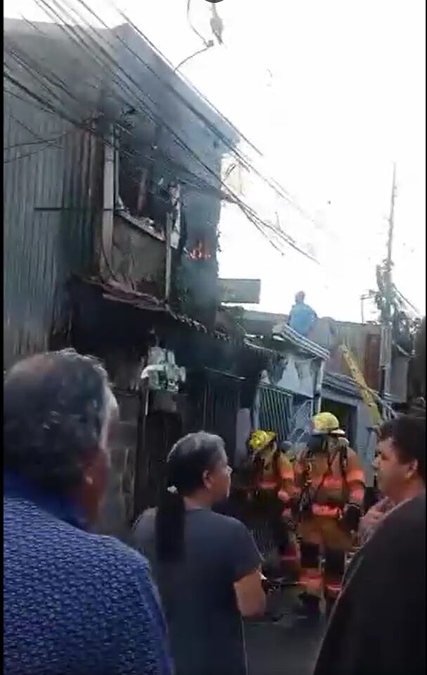Incendio, bomberos ingresan a casa.