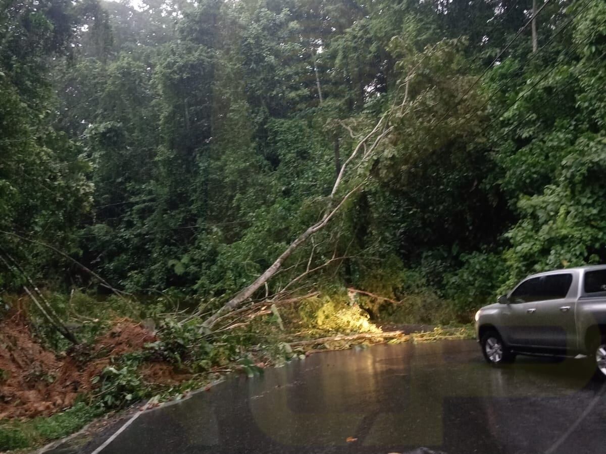 Dos deslizamiento dejaron a cerca de personas aisladas en la ruta entre Arenal y Tilarán. Foto RCP Noticias.