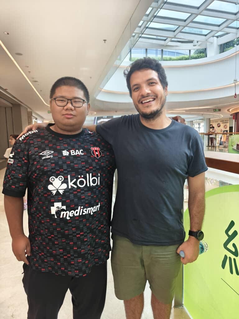 Felipe Villegas no cabía de la felicidad de toparse a una persona, en China, con la camisa de Alajuelense.