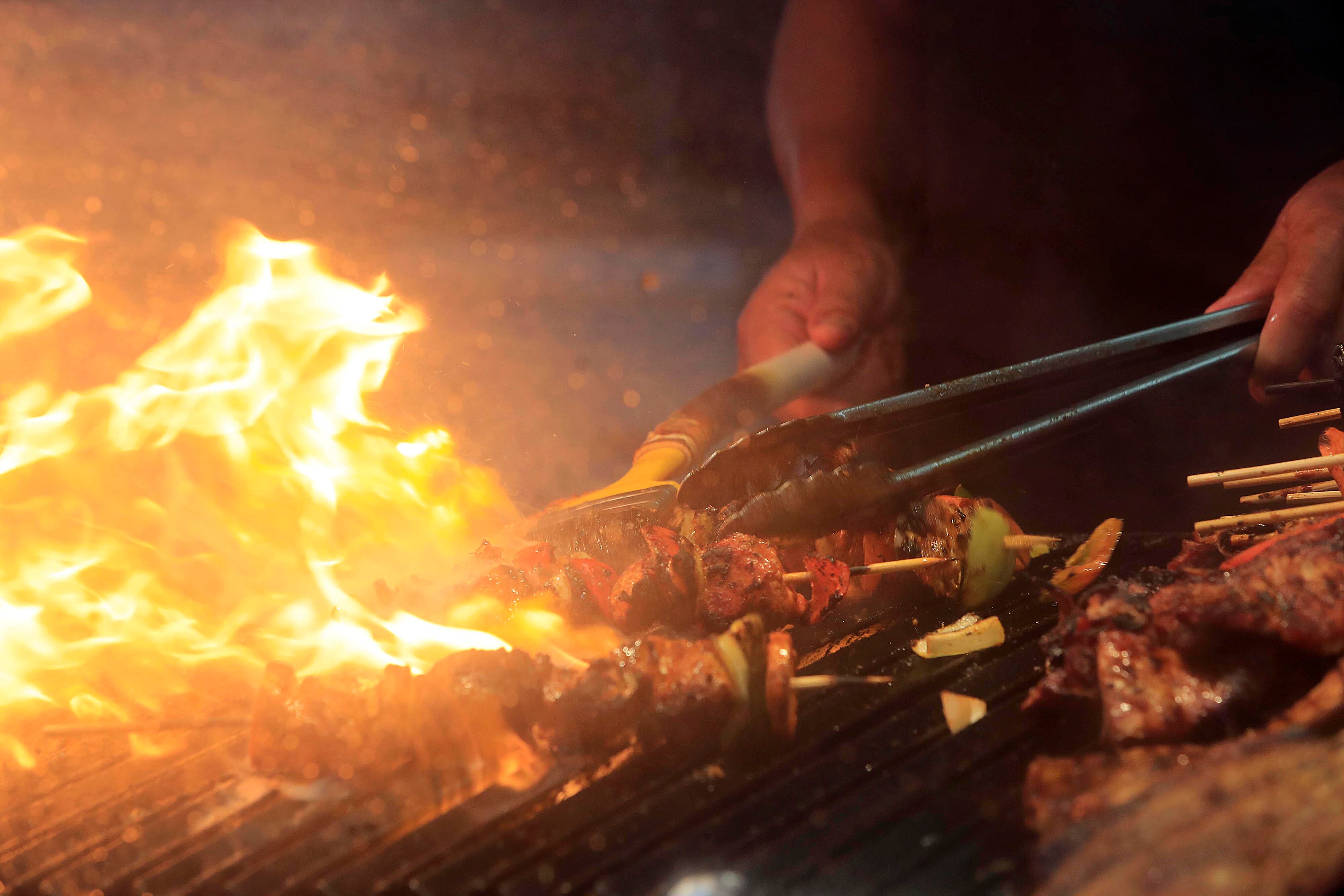 26/12/2023    Zapote. Mucho movimiento se apreció este martes, durante la tarde noche, en el campo ferial. Gran cantidad de gente disfrutó las comidas y de los juegos mecánicos.
