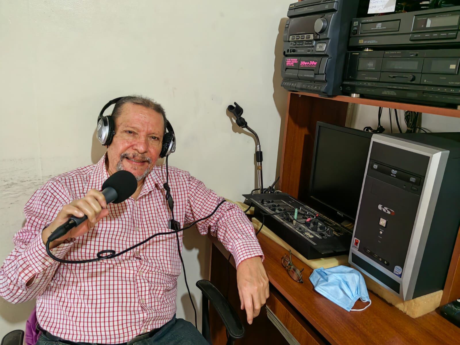 El el barrio Cristo del Rosario, en Managua, el 13 de agosto de 1949, nació Ramón Ernesto Urbina Brizuela, quien a los 10 años se enamoró a primera vista de la radio y terminó casado con ella hasta el día de hoy