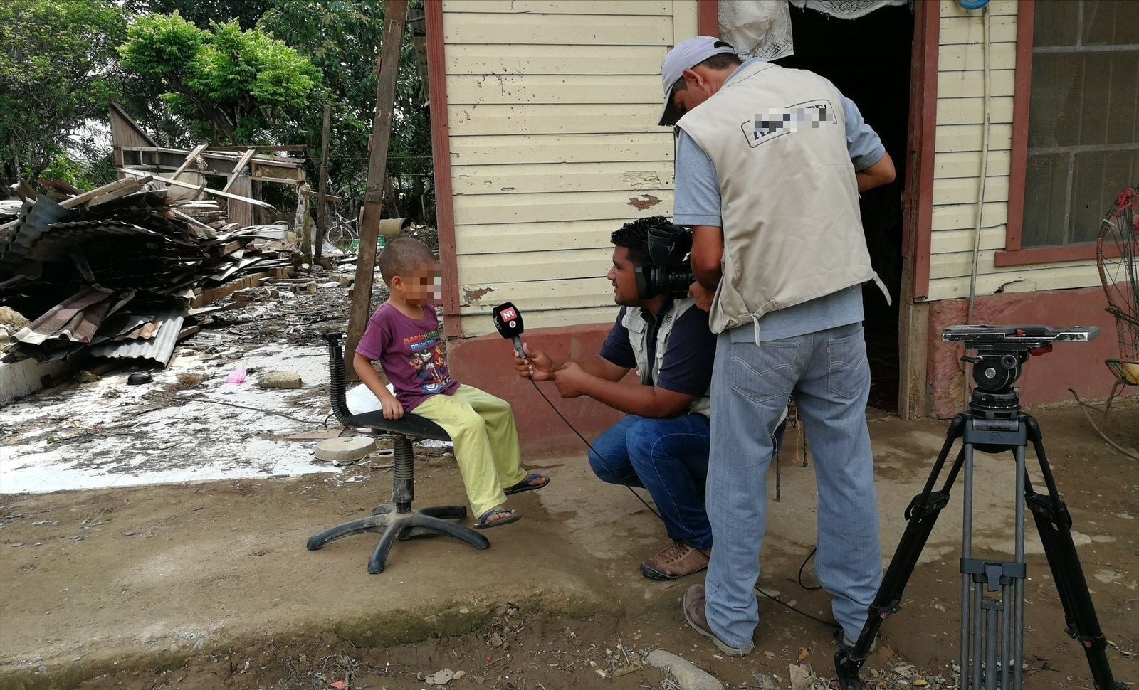 Gustavo Díaz y Rigoberto Arias Rodríguez, conocido cariñosamente como Chaguites, el camarógrafo que quiso como a un papá. Foto: Gustavo Díaz para La Teja