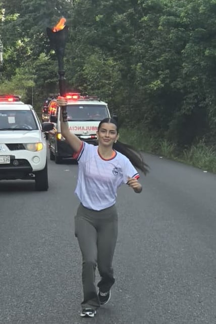 La Antorcha de la Independencia no se detiene. Ingresó a Costa Rica el pasado domingo 13 de setiembre a eso de las 10 de la mañana y sigue avanzando alegre y patrióticamente por todo el país el 14 de setiembre