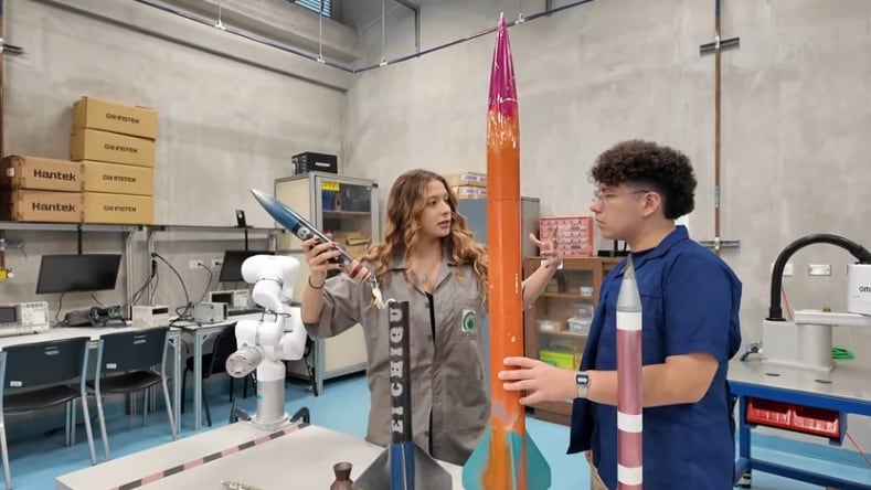 A sus 20 años, Karina Artavia Calvo ya tiene la mirada puesta en el cielo… pero no por distraída, sino porque su sueño es ver despegar un cohete hecho por manos ticas.