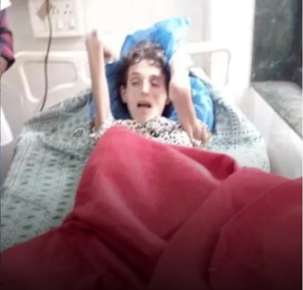 Mujer atada a un árbol