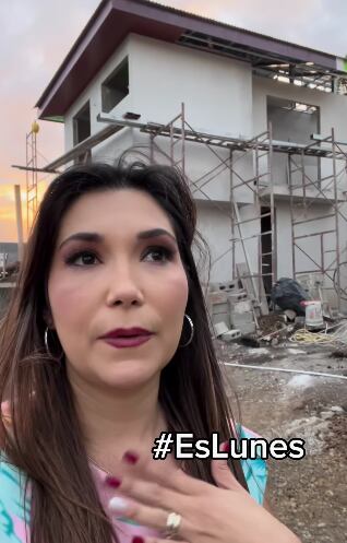 Ginnés Rodróguez, mostrando su nueva casa.