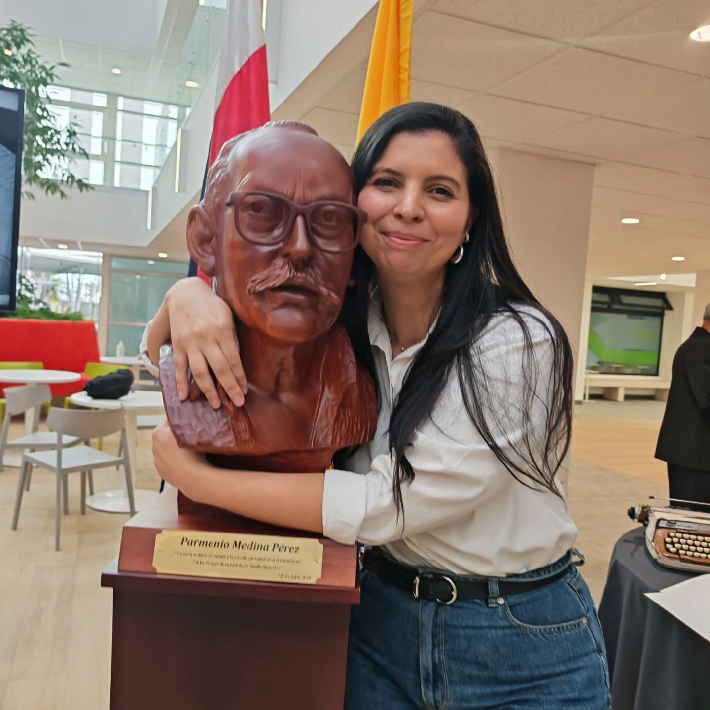 Carolina Medina Umaña tenía apenas nueve años cuando asesinaron a su abuelo. Un cuarto de siglo después, la periodista recuerda al hombre que nunca llegaba con las manos vacías, que les puso apodos a sus 14 nietos y que convirtió cada momento en familia en un recuerdo imposible de borrar.