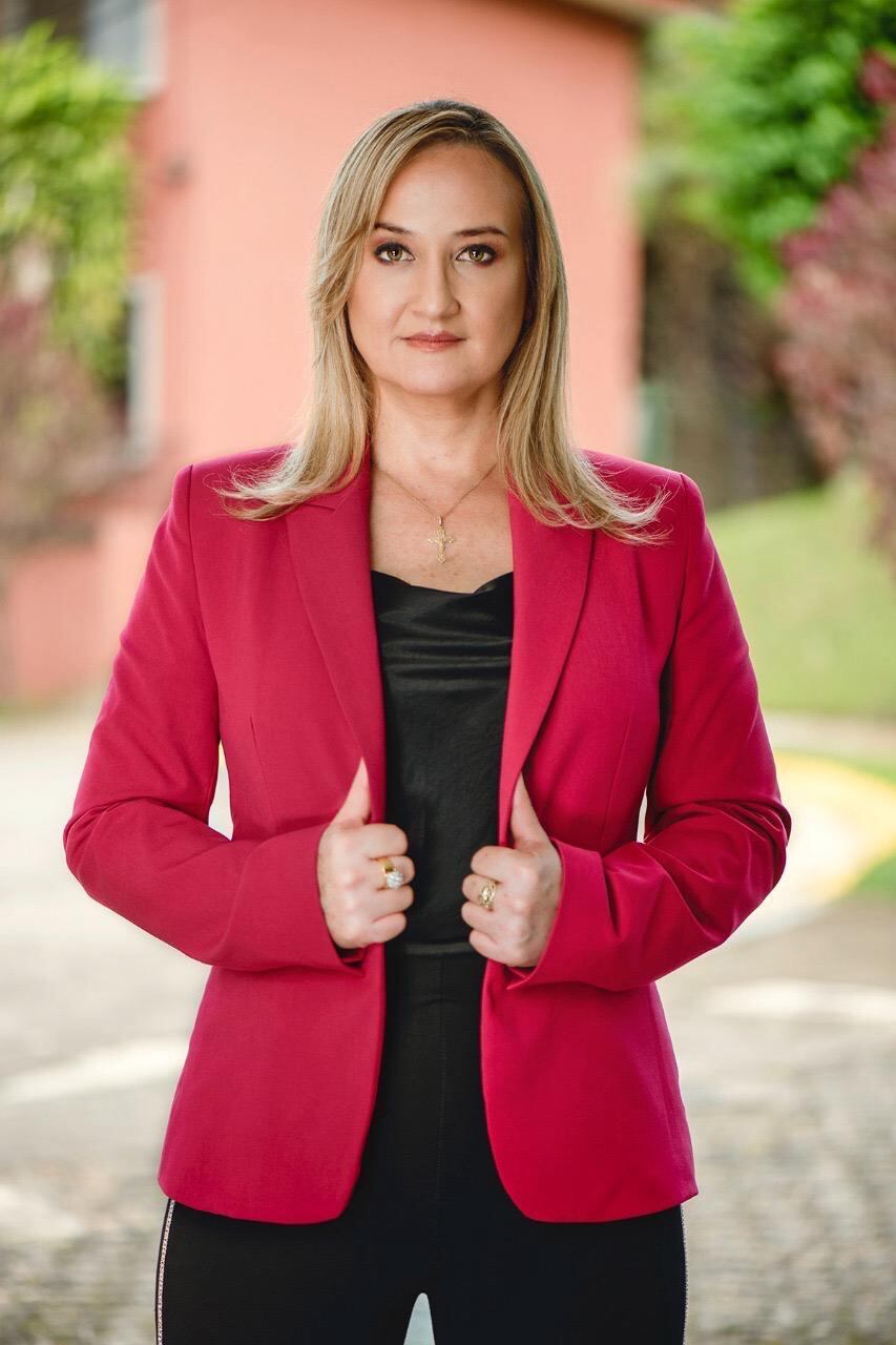 El papa Juan Pablo II bendijo a Costa Rica en dos ocasiones, una en 1983, cuando nos visitó y la segunda ocurrió 13 años después, mientras sobrevolaba el espacio aéreo nacional. En la foto la periodista Karen Dondi quien trabajó en Radio Monumental en 1996.