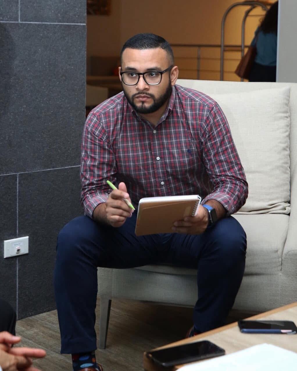 El periodista hondureño Julio Cruz fue claro en que el desempeño del Saprissa es superior al de los catrachos. Cortesía.