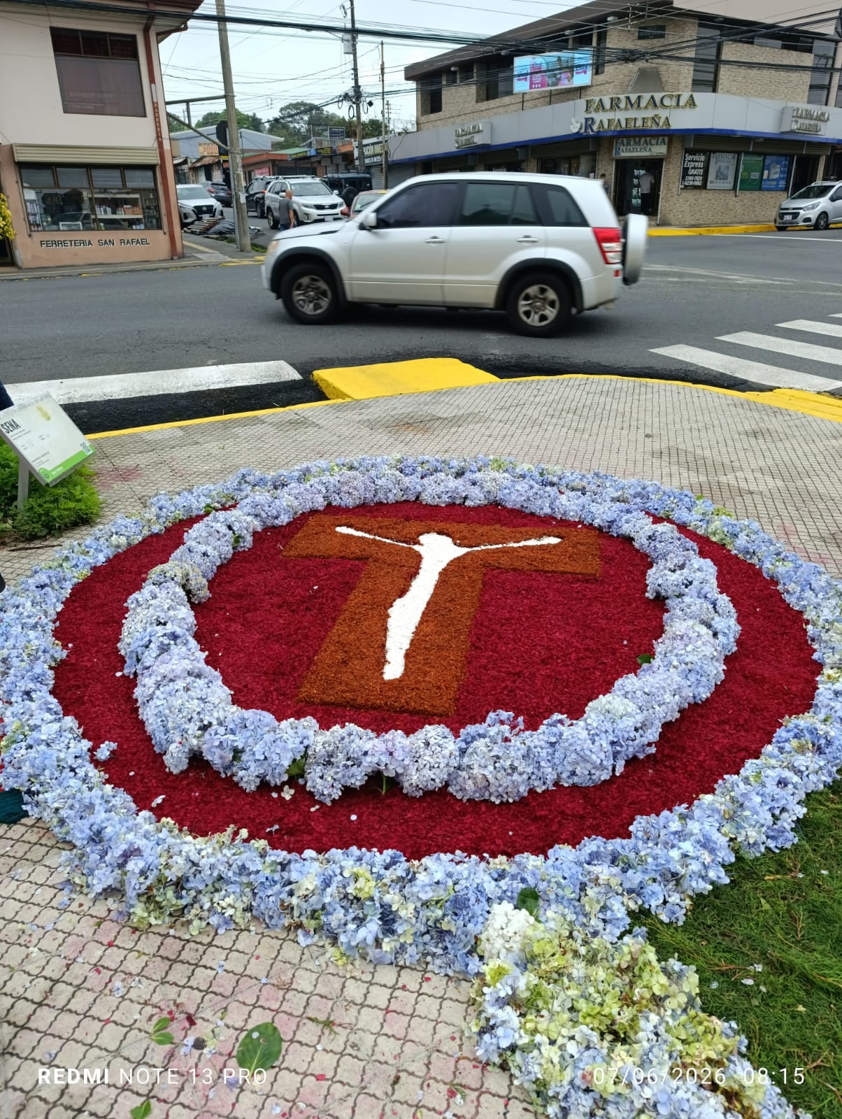 La celebración de Corpus Christi, desde la madrugada del domingo 7 de junio decenas de vecinos trabajaban contra reloj para convertir las calles alrededor del templo de San Rafael Arcángel de Heredia en una verdadera alfombra de fe, color y tradición. Mauricio Campos fue uno de ellos.