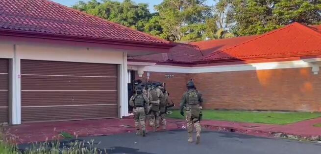 Cuatro tipos son sospechosos de obtener una fortuna millonaria al realizar estafas y con el dinero se dedicaban a realizar préstamos gota a gota, el OIJ de Heredia los detuvo. Foto: OIJ