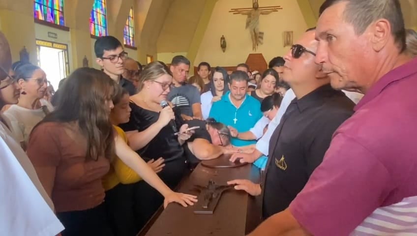 Funeral Yuliana Ureña, joven asesinada en Ciudad Quesada. Foto Edgar Chinchilla.