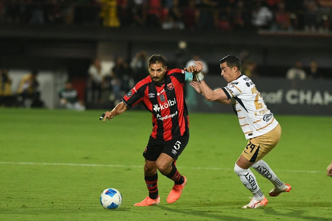 Alajuelense vs Pumas CONCACAF foto Jorge Navarro