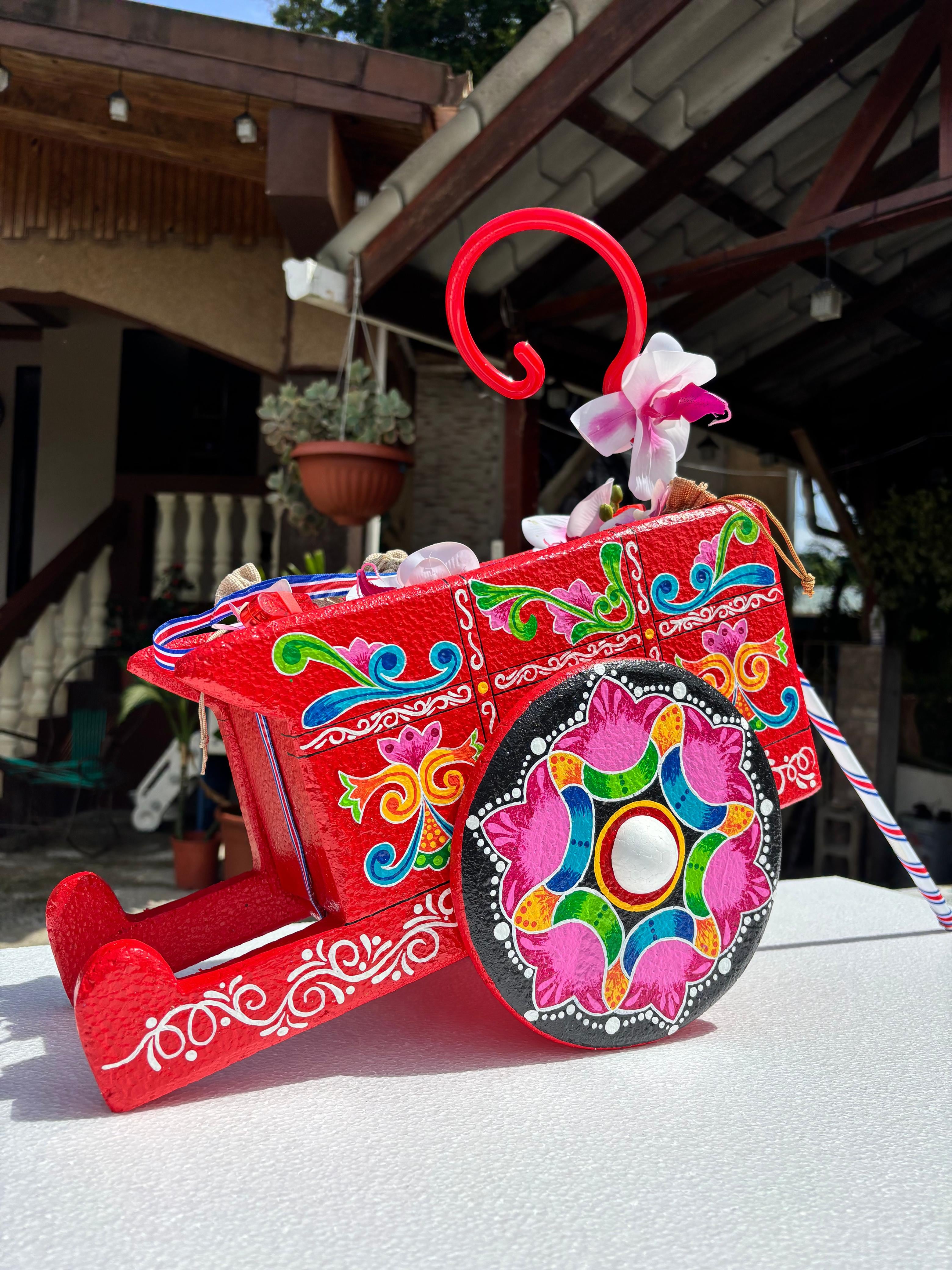 Farianny Castro Ulloa, estudiante de Administración en Recursos Humanos en la Ulicori, aprendió el oficio de manualidades de su mamá, Karla Ulloa Gaitán, quien comenzó el negocito hace unos 27 años.