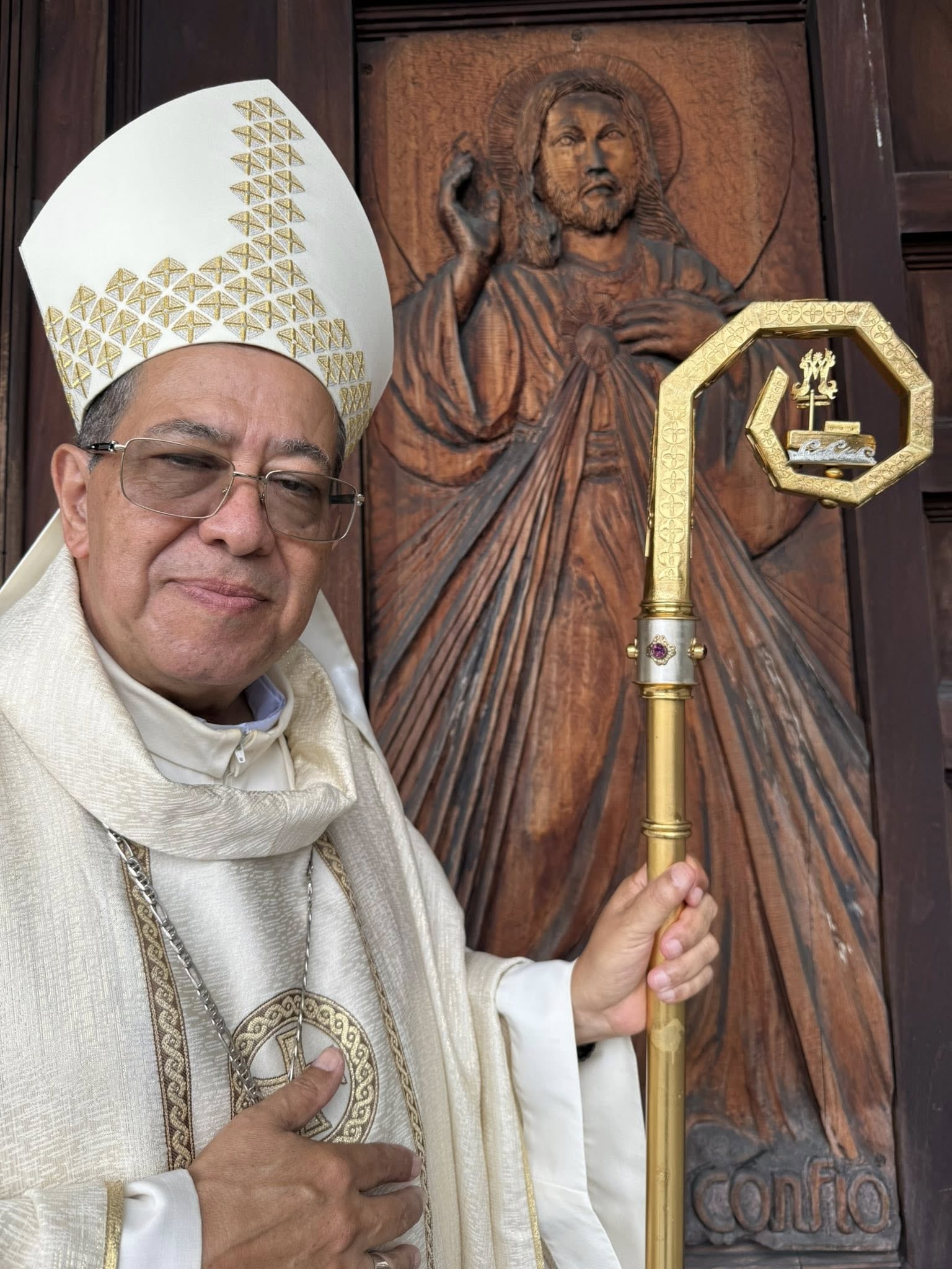 El obispo de Limón, monseñor Javier Román Arias, sobrevivió a un infarto masivo fulminante que lo llevó a una cirugía urgente el pasado 25 de octubre. Cinco meses después, su historia conmueve en Semana Santa.