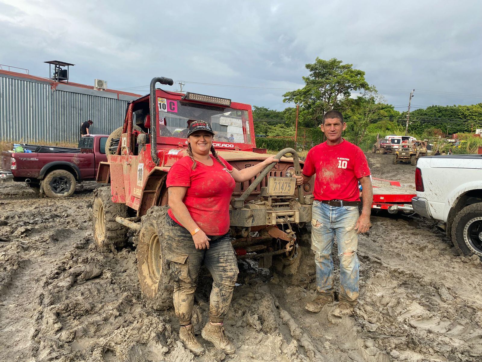 Don Gilbert Camacho y su hija Juliana Camacho la pasan de lo lindo en este Suzuki de 1977. Foto: Cortesía Juliana Camacho
