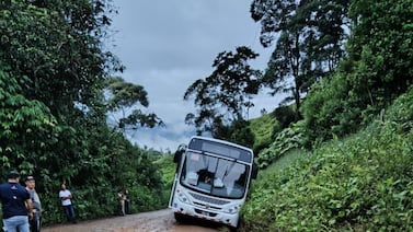 Buses dejan de pasar en dos comunidades de Turrialba por pésimo estado de las vías