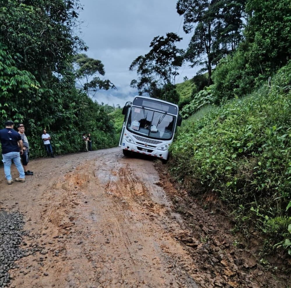 Problemas con buses y calles en Grano de Oro y Jicotea