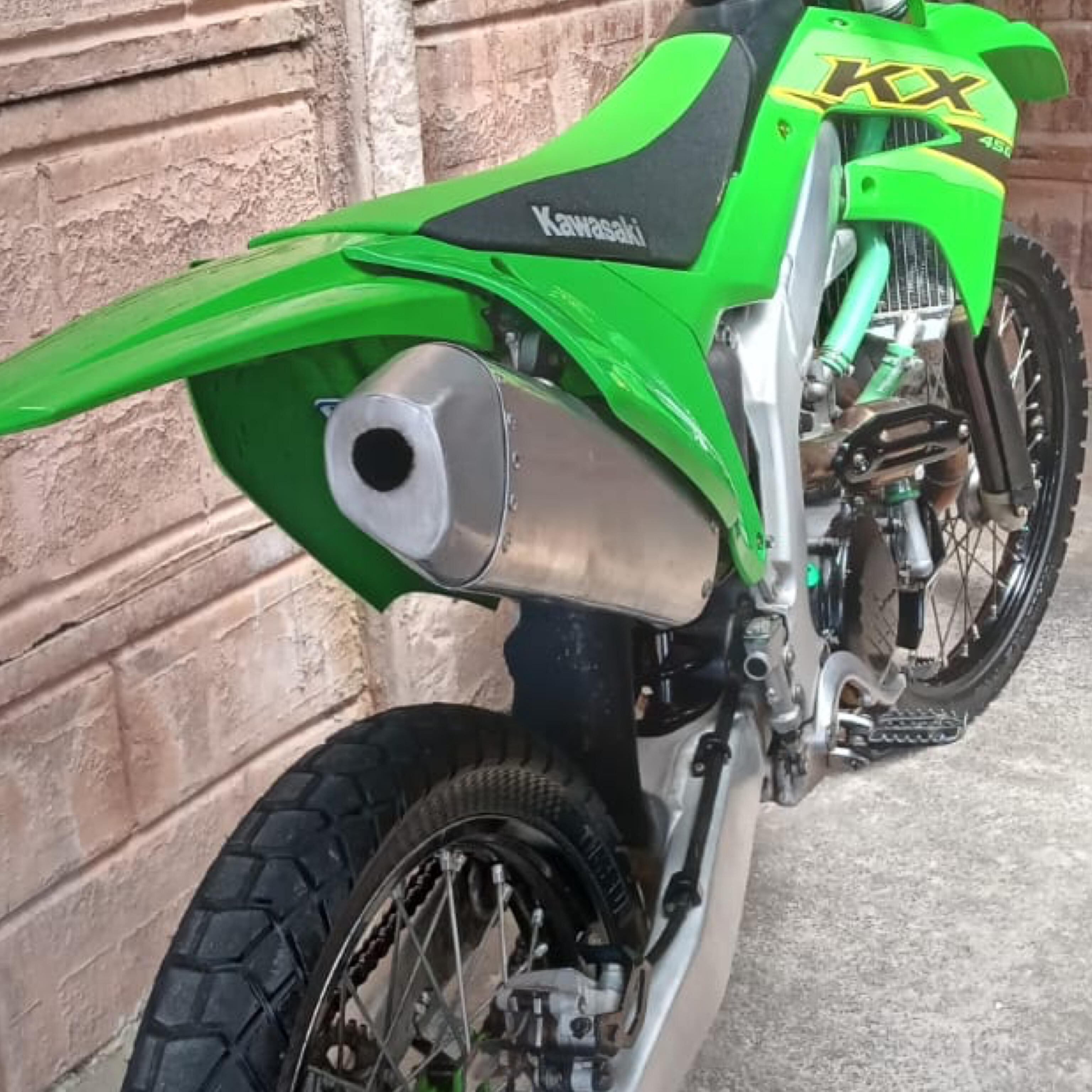 Su tubo de escape es uno de los detalles que a la gente le llama mucho la atención.