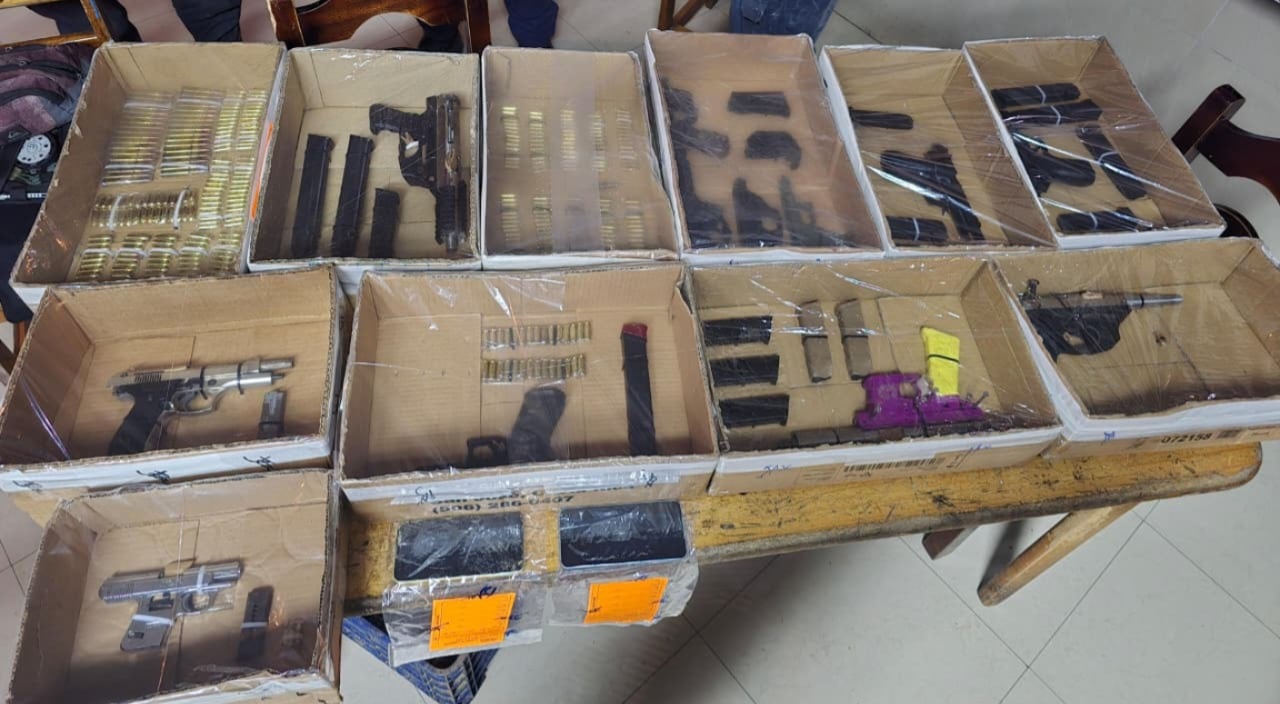 En el taller encontraron mesas de trabajo con piezas de armas. Foto MSP.