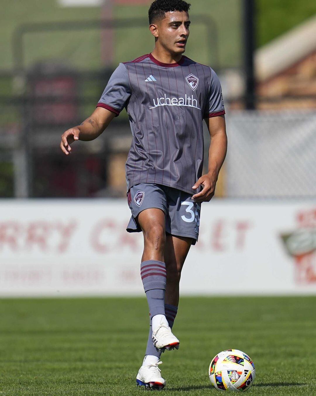 Daniel Chacón volvió a jugar al fútbol tras casi un año lesionado. Foto: Iustagram.