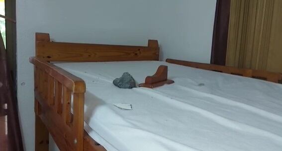 Vecinos afectados por explosión de dinamita en Carrillo. Foto cortesía Guana Noticias.