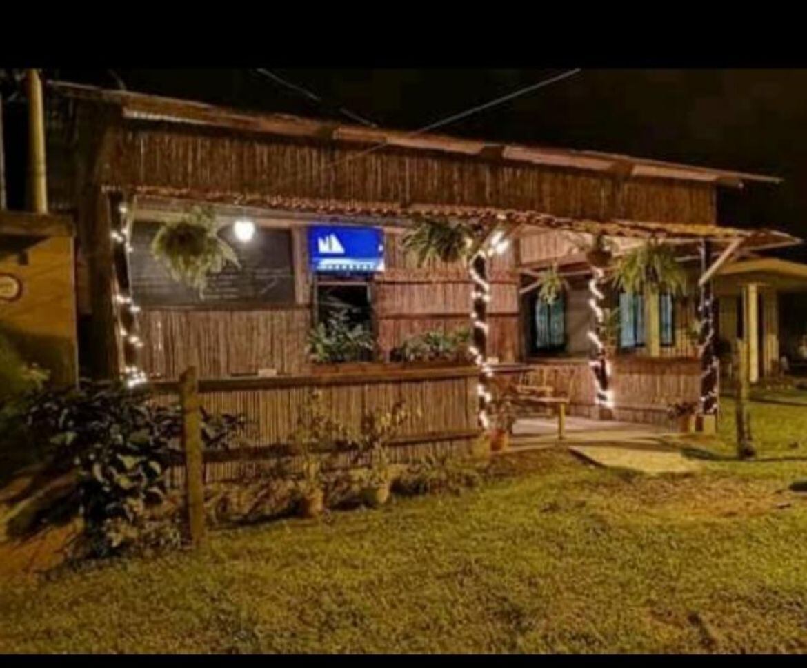 Daniel Umaña Villalobos  y su esposa, Karla Jiménez, arrancaron en pandemia un negocito de comidas en Guápiles que se llama Caña Brava. Don Daniel participará en Guerra de parrillas