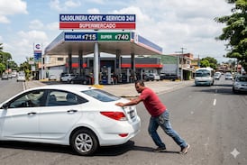 ¿Se quedó varado porque se le acabó la gasolina? Esta es la forma de que le lleguen a echar “gratis”