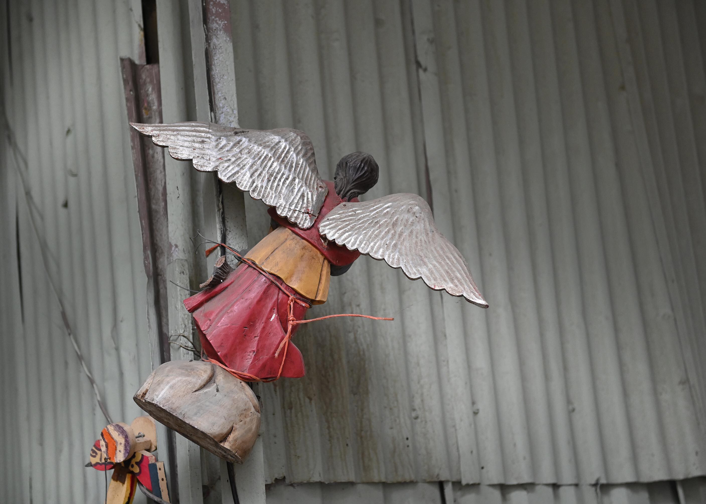 29 de abril del 2025. Tirrases de Curridabat. 14:00 hrs. Entrevisra a Patricia Savallos Ríos quién dirije una pequeña planta de reciclaje en Tirrases de Curridabat. Durante muchos años Savallos fue "buzo de la basura" en Río Azul pero debido al cierre del botadero decidió montar su propia empresa de reciclaje que cuenta con tres empleados en la actualidad. En la foto: Retratos de doña Patricia, asi como de Keyden Quirós empleado de la planta. Foto: Albert Marín para La Teja.