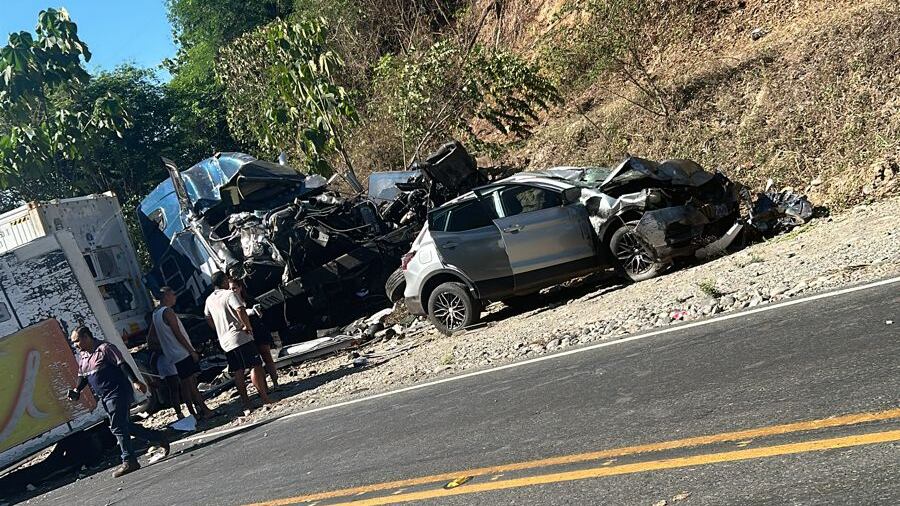Una persona fallece en un choque múltiple en río Naranjito, Puntarenas camino hacia Guanacaste. Foto: Cortesía para La Teja