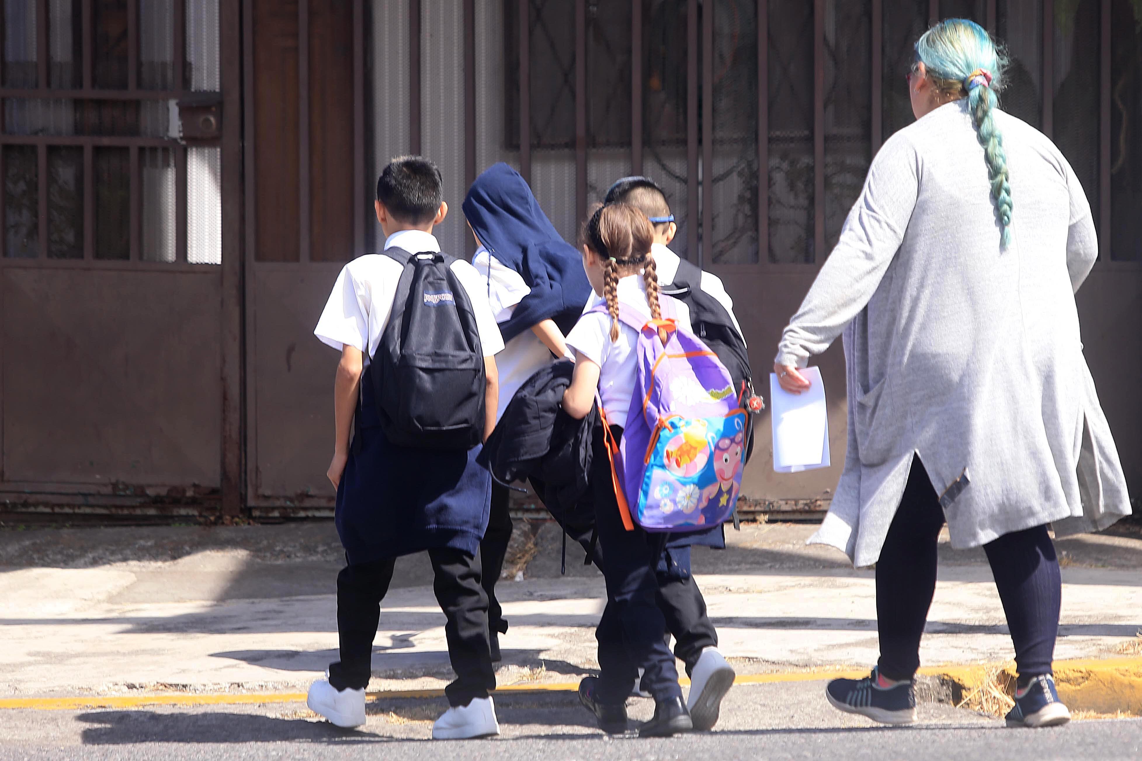 08/02/2024    Escuela Porfirio Brenes, Moravia. Escuelas y colegios recibieron este jueves por la mañana a miles de estudiantes, durante el inicio del curso lectivo. Como es natural, los más pequeños llegaron bien abrigados y acompañados de sus padres. No faltaron las escenas frío y las emotivas despedidas. Foto: Rafael Pacheco Granados