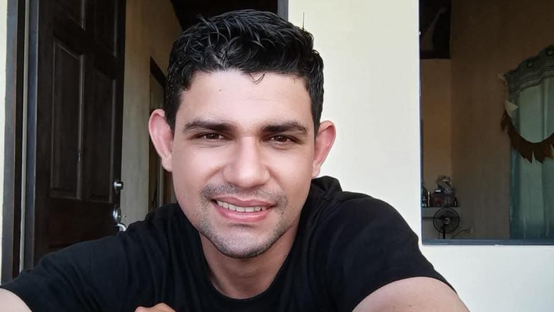 Bryan Arias Mendoza, de 32 años, fue arrastrado por la corriente del mar cuando solo se mojaba los pies. Foto: Nancy Arias para La Teja