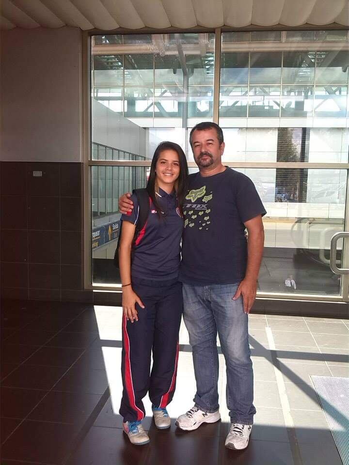 Michelle Montero Venegas, la jugadora de fútbol femenino que se fue a Israel como la más feliz del universo a cumplir el sueño de toda su vida porque ya desde los 7 años era la goleadora de las mejengas de hombres en la finca bananera El Álamo en Sarapiquí. En la foto con su papá, don Miguel Montero