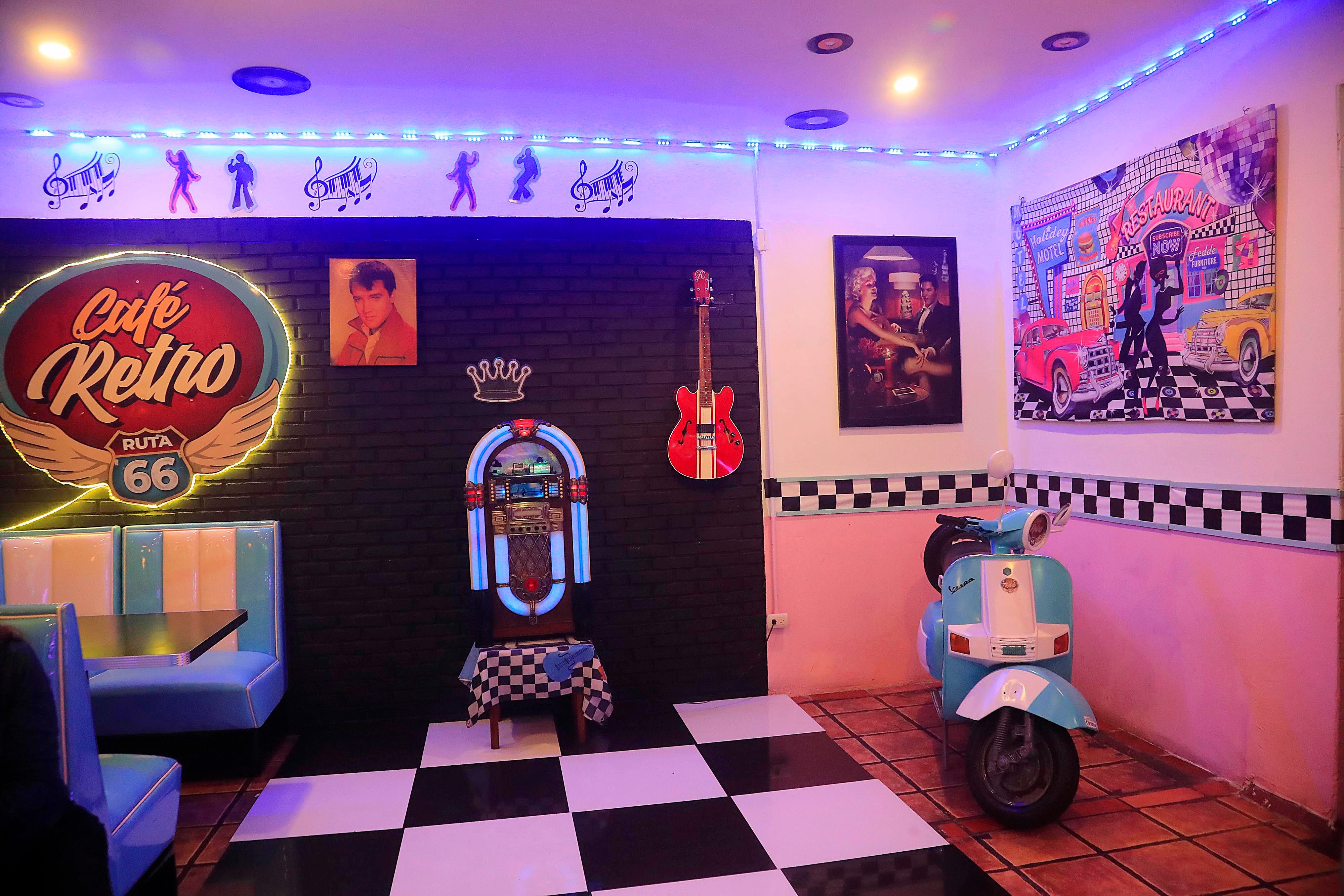 24/08/2023    San Pedro. Café Retro Ruta 66 lo espera en el Centro Comercial Calle Real, frente a Banco Cathay. Completamente ambientado en los años 80 y 90, desde la música y la decoración, donde Elvis Presley, los Beatles, y Marilyn Monroe, entre otros, tienen asegurado su espacio. Ah, y la comida es muy variada y deliciosa.